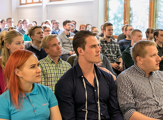 Karla Nieminen (edessä vas.) kehotti puheenvuorossaan työtä hakevia miettimään, missä asiassa voisi auttaa tulevaa pomoaan.