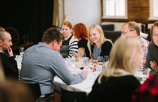 TEKin lakimies Anna Kallio keskellä verkostoitujia.