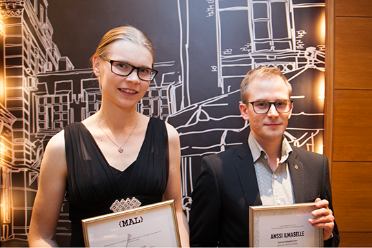 Jenna Kanerva palkittiin vuoden parhaasta pro gradu -tutkielmasta ja Anssi Ilmanen diplomityöstä TEKin valtuuston kokouksessa 19.11. Helsingissä. Kuva: Jussi Nousiainen