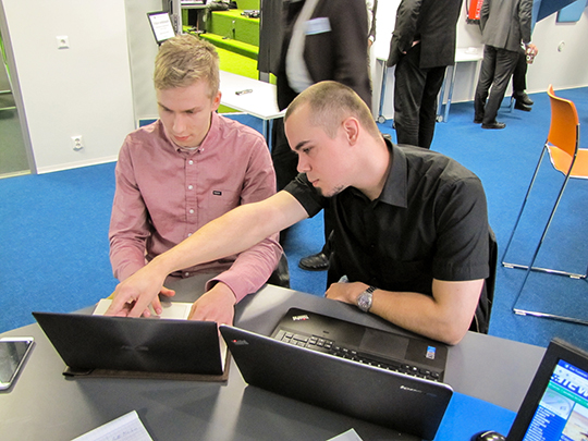 Tuotantotalouden opiskelijat Eetu Savolainen (vas.) ja Antti Merikivi näkisivät ainakin työuransa alussa itsensä mieluummin verokirjahommissa kuin yrittäjänä.