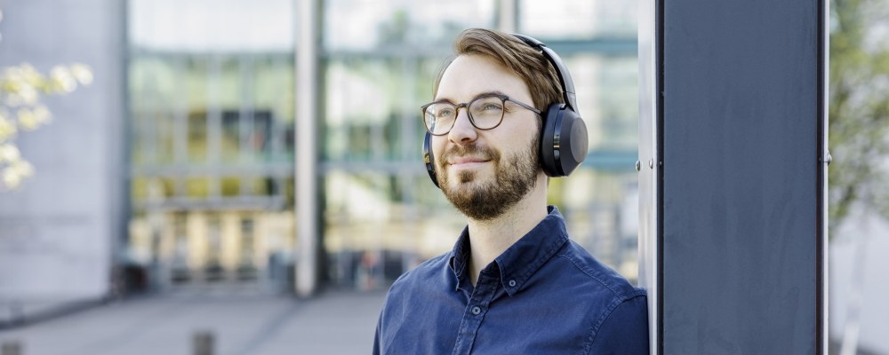 Henkilö kuulokkeet päässä.