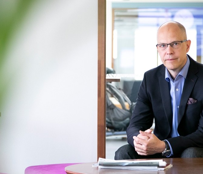 Teemu Hankamäki katsoo suoraan kameraan.