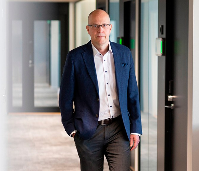 Teemu Hankamäki katsoo kameraan.