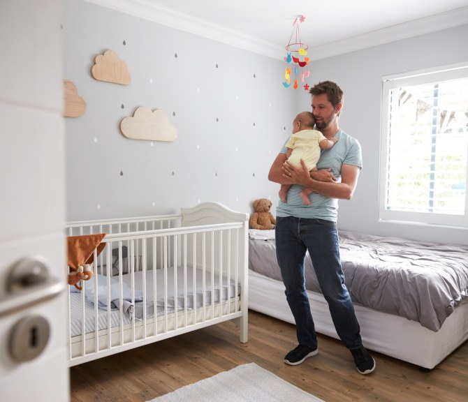 Vauva, mies, lastensänky