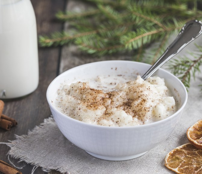 Joulupuuroa kulhossa.