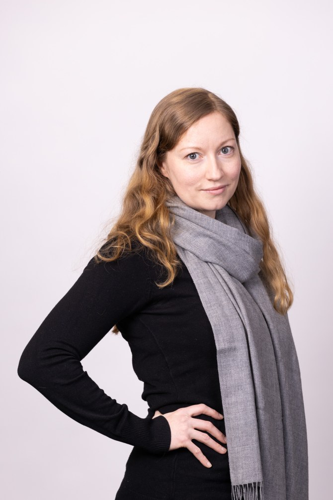 Nelli Putkonen seisoo studiokuvassa.
