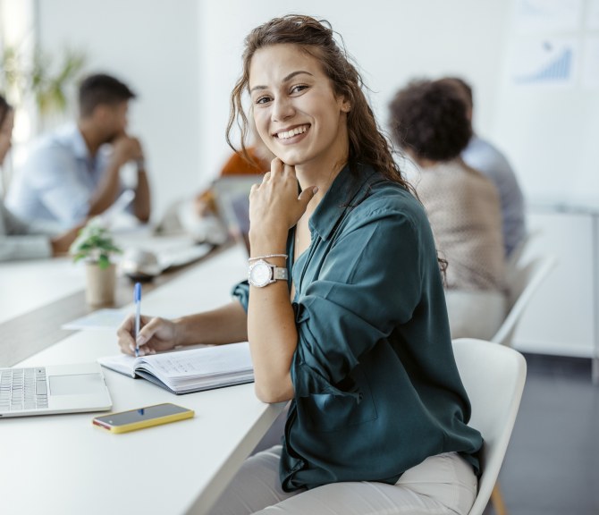 nainen, tietokone, ihmisiä