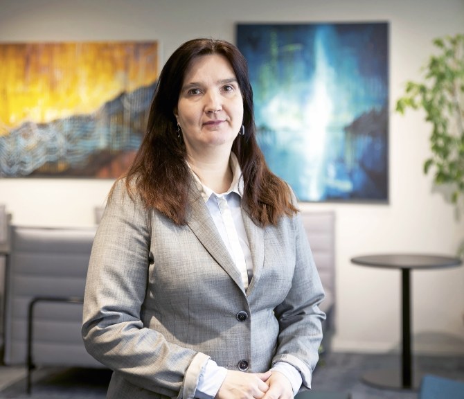 Susanna Bairoh seisoo TEKin Pasilan Loungessa.