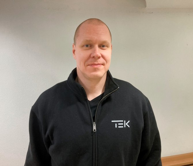 Petro Julkunen katsoo kameraan.