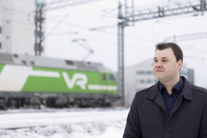 Juha Latvala seisoo ratapihalla.