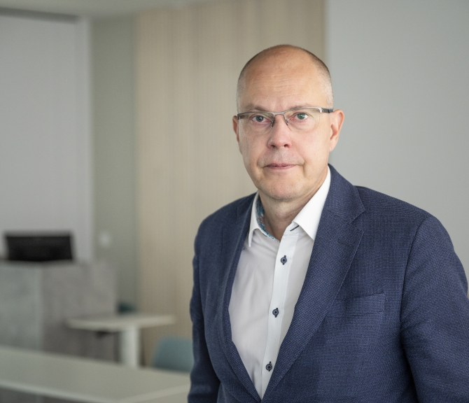 Teemu Hankamäki katsoo suoraan kameraan.