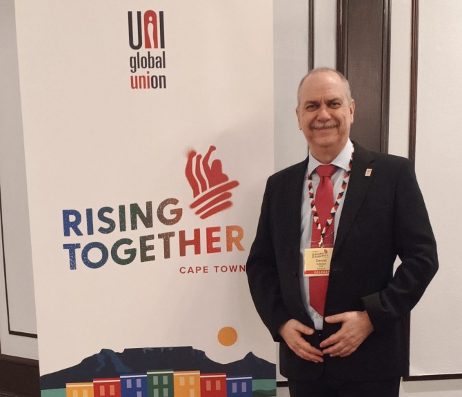 Daniel Valtakari katsoo iloisena kameraan.