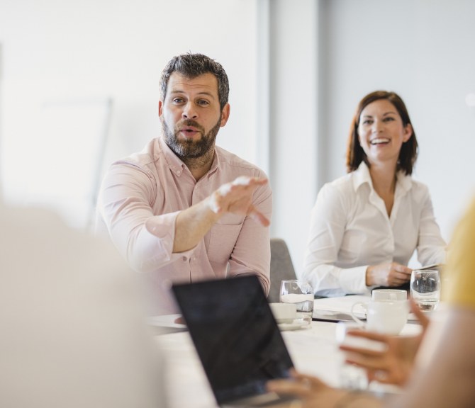 Henkilöitä kokouksessa.