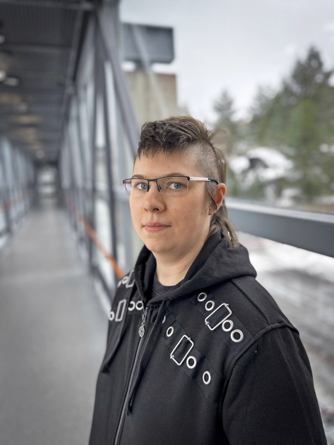 Sysi Järvinen, takana havupuita. 
