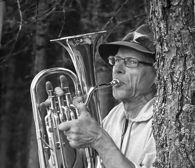 Antero Hakapää soittamassa torvea.