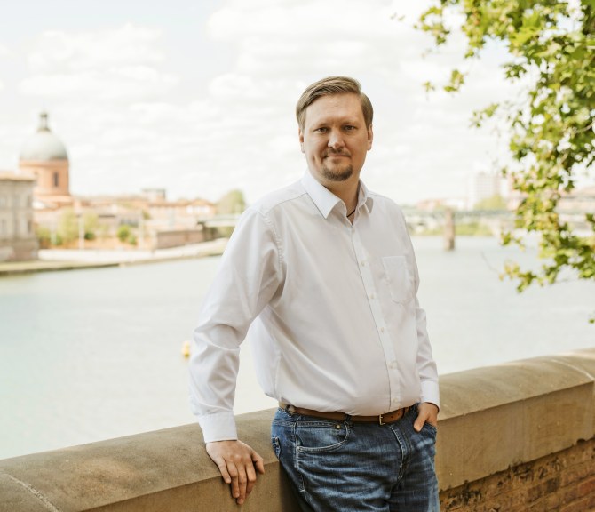 Bror Mikael Salmelin seisoo veden äärellä.