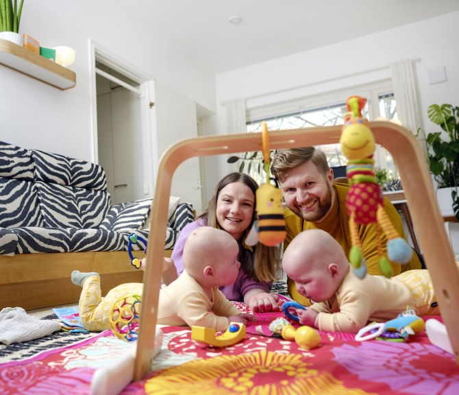 Maria Kultanen ja Lasse Heikkilä leikkivät kaksostensa kanssa.