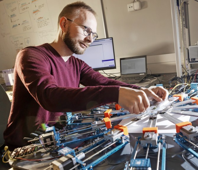 Teemu Salo työskentelee.