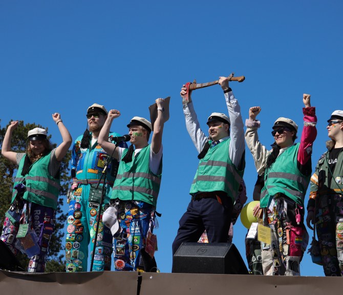 Tempausesikuntalaisia auringossa.