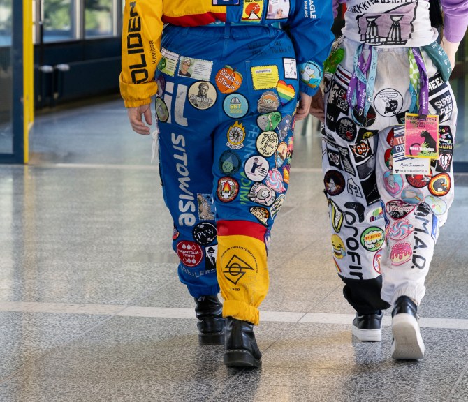 Kaksi teekkarihaalariin pukeutunutta kävelee.