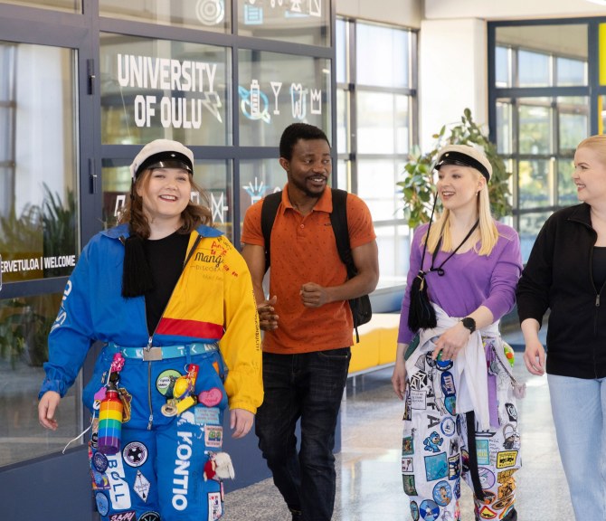 Opiskelijat kävelevät Oulun yliopiston käytävällä.
