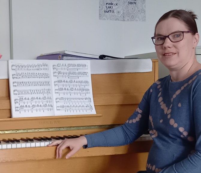 Saara Vehkala katsoo kameraan.