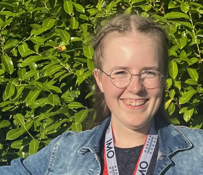 Aino Aulanko hymyilee kuvassa.