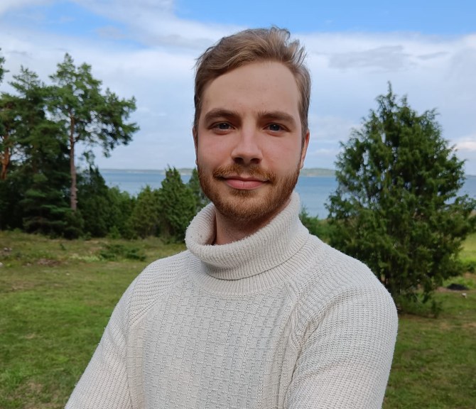 Asmo Marttila katsoo kameraan.