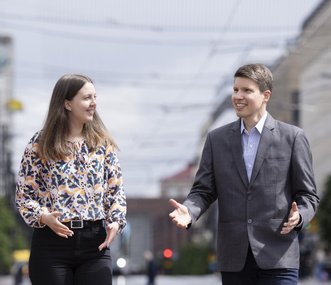 Anni Kujala ja Esko Sierla kävelevät ja juttelevat.