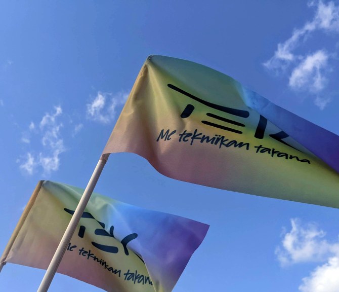 TEKin Pride-liput liehuvat sinistä taivasta vasten.