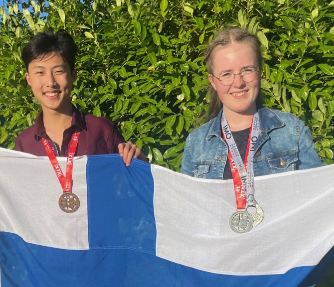 Zhongyi Li ja Aino Aulanko mitalit kaulassa.