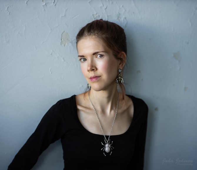 Heidi Järvinen katsoo kameraan.