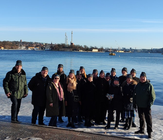 TEKin korkeakouluvaliokunta kuvattuna ulkona.