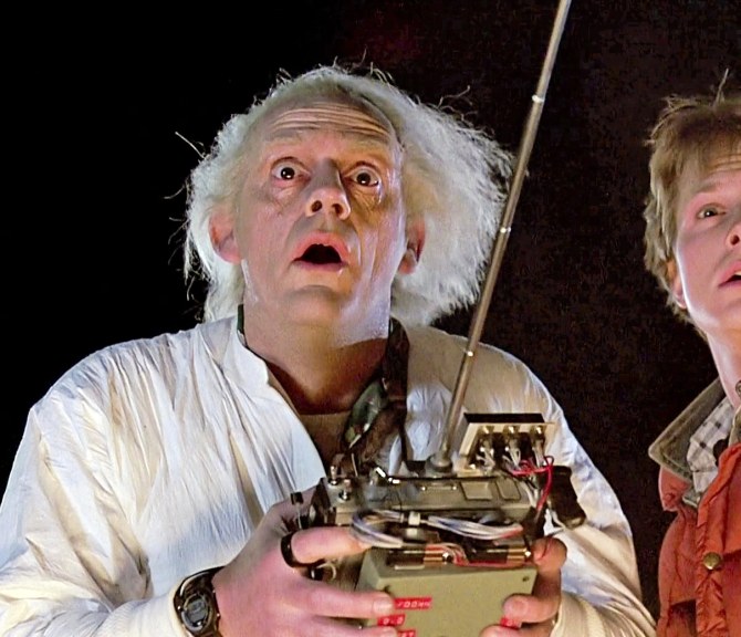 Emmett ”Doc” Brown ja Marty McFly seisovat vieretysten elokuvasta Paluu tulevaisuuteen otetussa still-kuvassa.