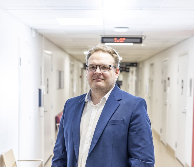 Toni Suihko seisoo käytävällä.