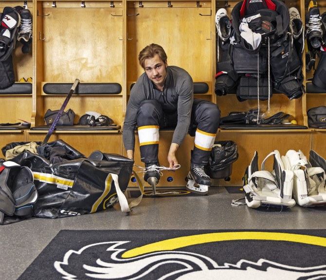 Arttu Hyry istuu Oulun Kärppien pukukopissa.