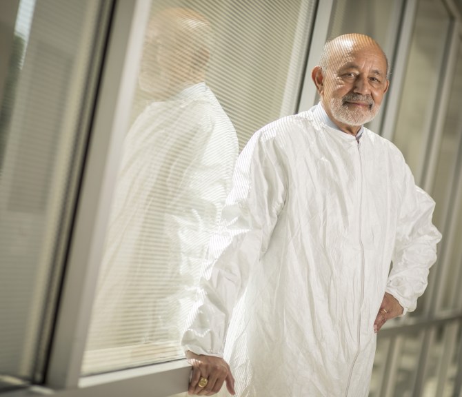 Bantval Jayant Baliga katsoo kameraan.