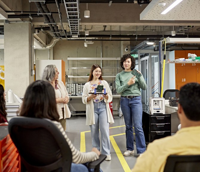 Nuoret esittelevät tutkimuksiaan.