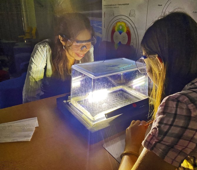 Ulla Noopila ja Aura Bonsdorff sumukammion ääressä.