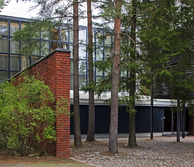 Kesäinen ulkokuva Otaniemen kappelista.