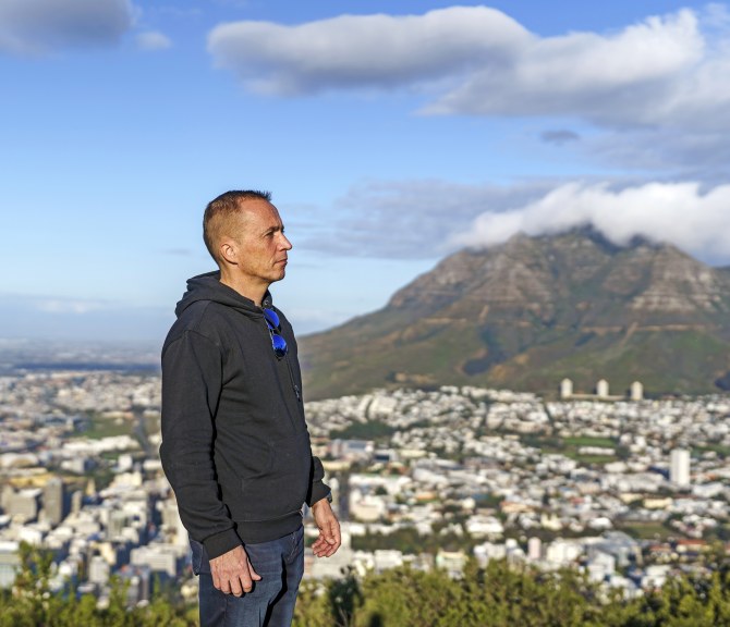 Osmo Korri seisoo takanaan Kapkaupunki.