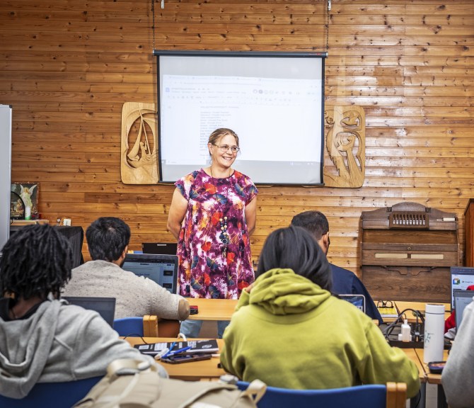 Eeva Nygren opettamassa luokan edessä.