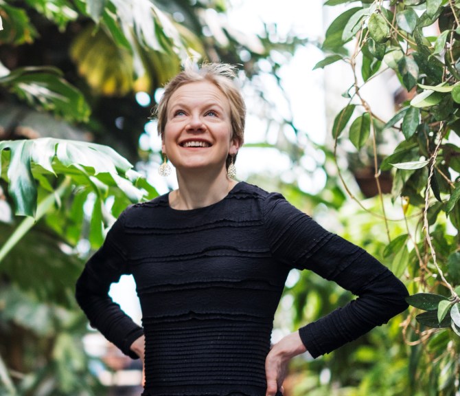 Eveliina Holmgren hymyilee kuvassa.