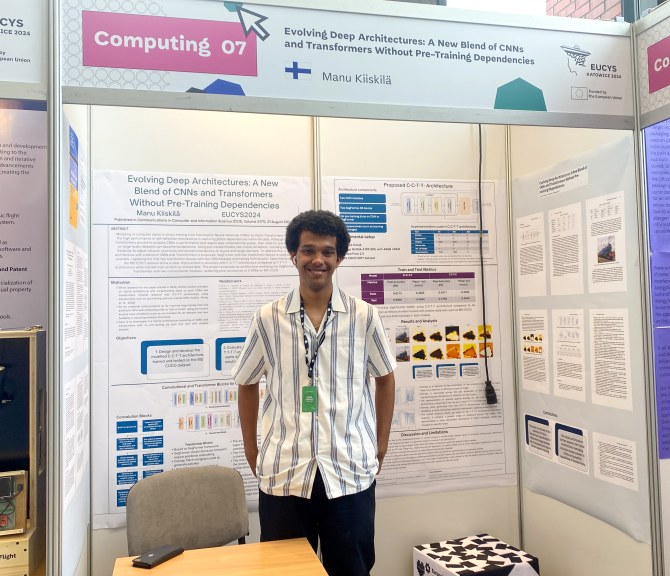 Manu Kiiskilä seisoo ständinsä edessä EUCYS-kilpailussa.