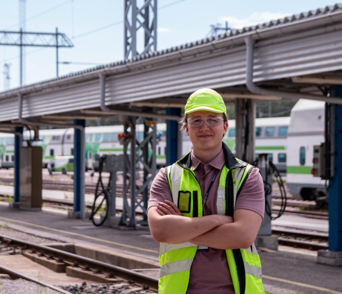 Manu Kangas seisoo ratapihalla.