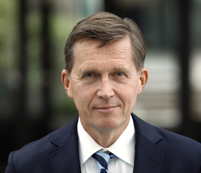 Pasi Sorjonen katsoo kameraan.