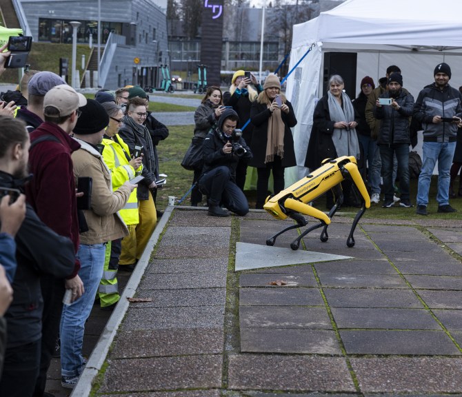Spot-robottikoira kumartaa yleisölle.