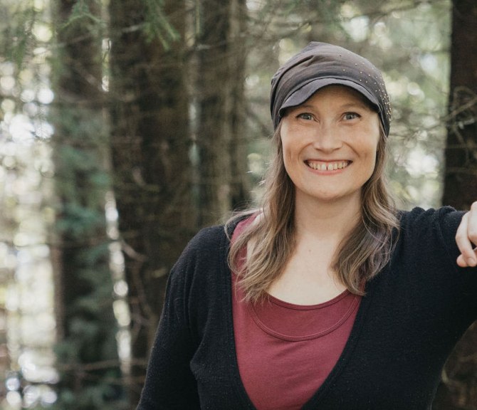 Silja Keränen katsoo kameraan.