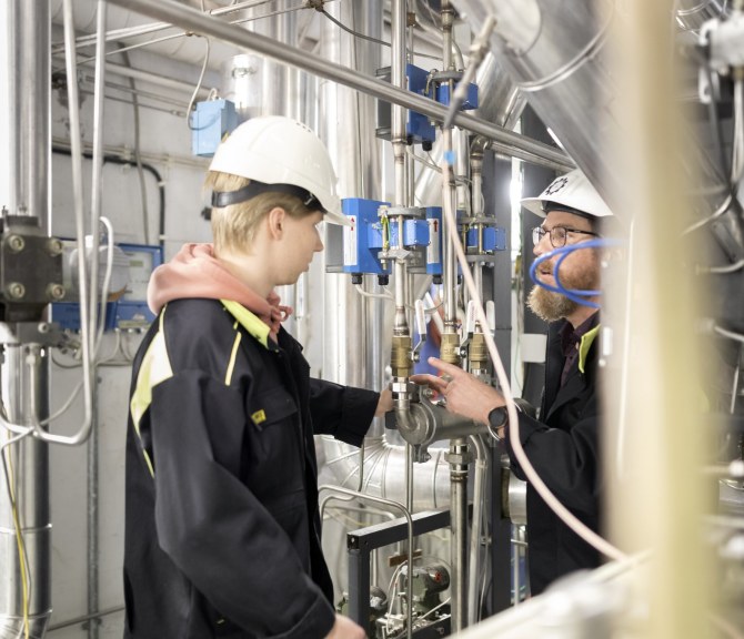 Henkilöitä labrassa.