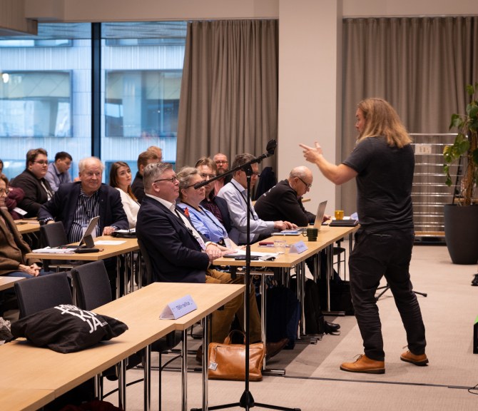 Tekoälykouluttaja Antti Meriluoto puhuu TEKin valtuustolle